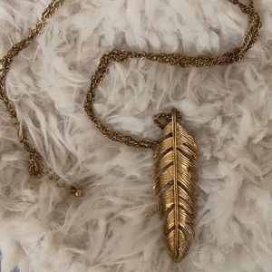 Golden necklace w/a beautiful leaf